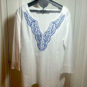Women’s blouse 100%Algodon with blue detailed embroidery,made in El Salvador